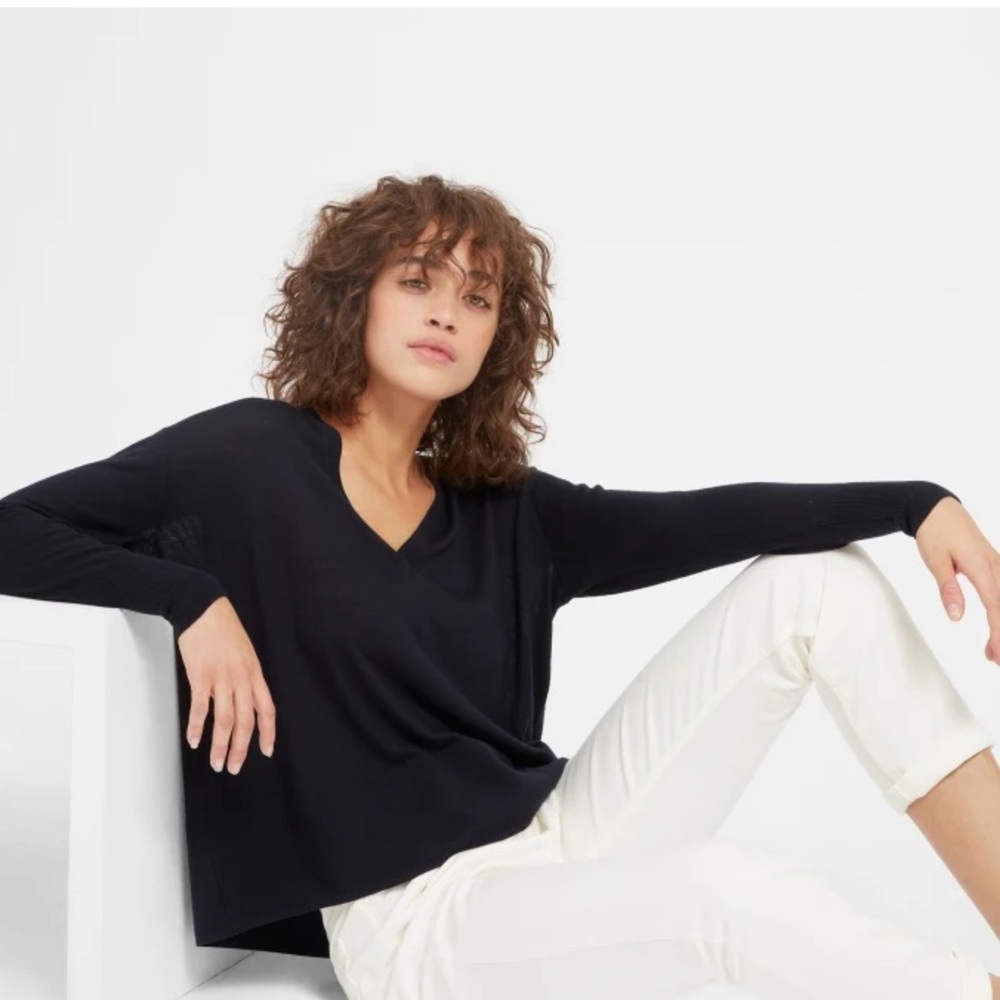 Everlane Luxe Wool Square V-neck in navy